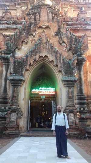 Bagan-pagoda_obleceny-v-barmske-muzske-sukni.jpg