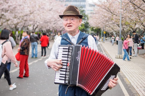 Harmonikas boduje v Číně. Zahrál si i prezident