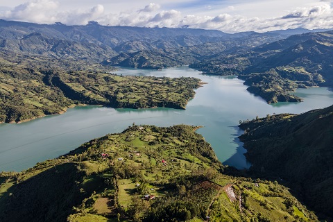 Kolumbie energeticky těží ze svého vodního bohatství. Šanci dostávají malé vodní elektrárny